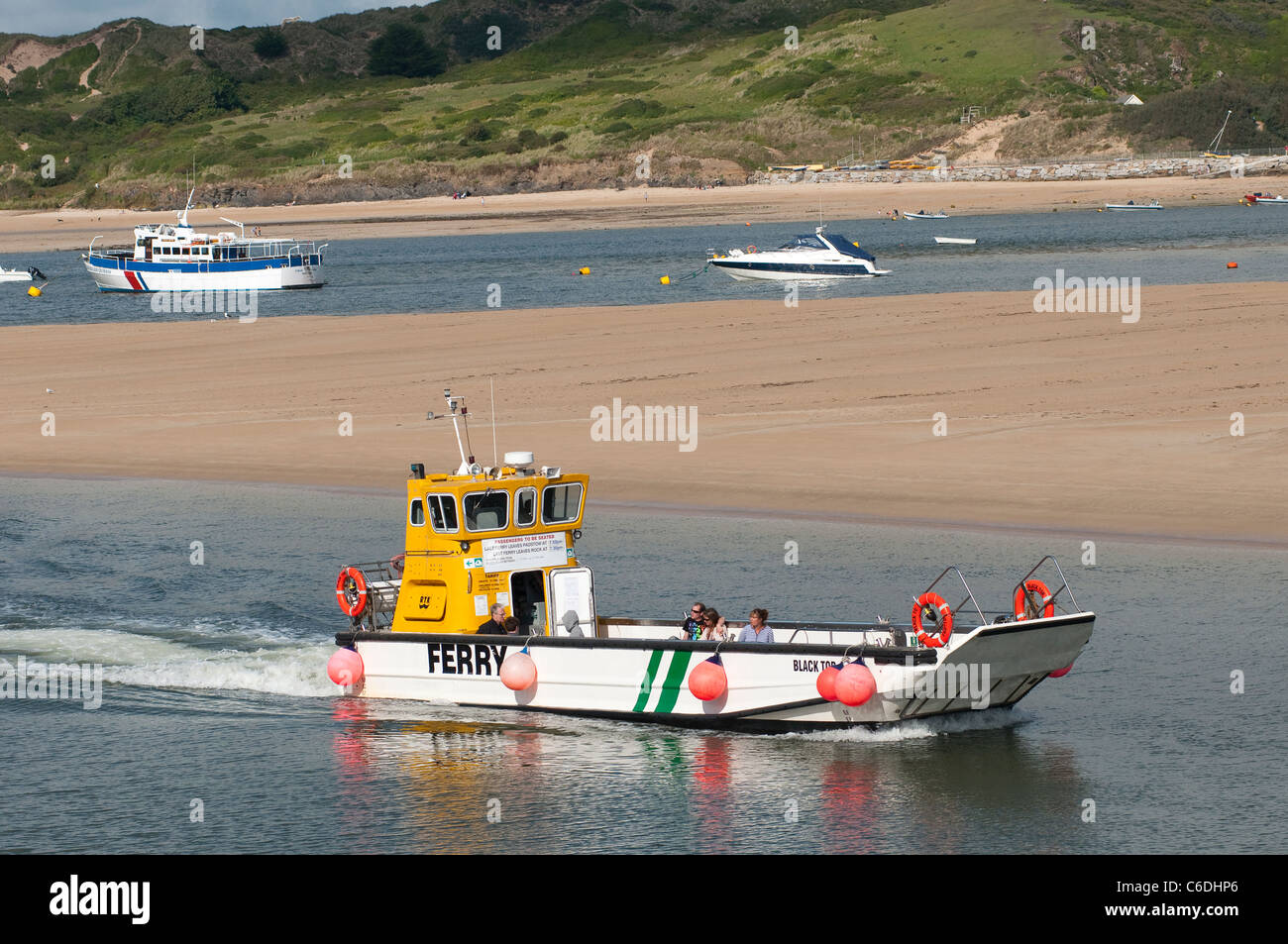 Urlauber auf der Fähre von Rock in Padstow in Cornwall, England reisen. Stockfoto