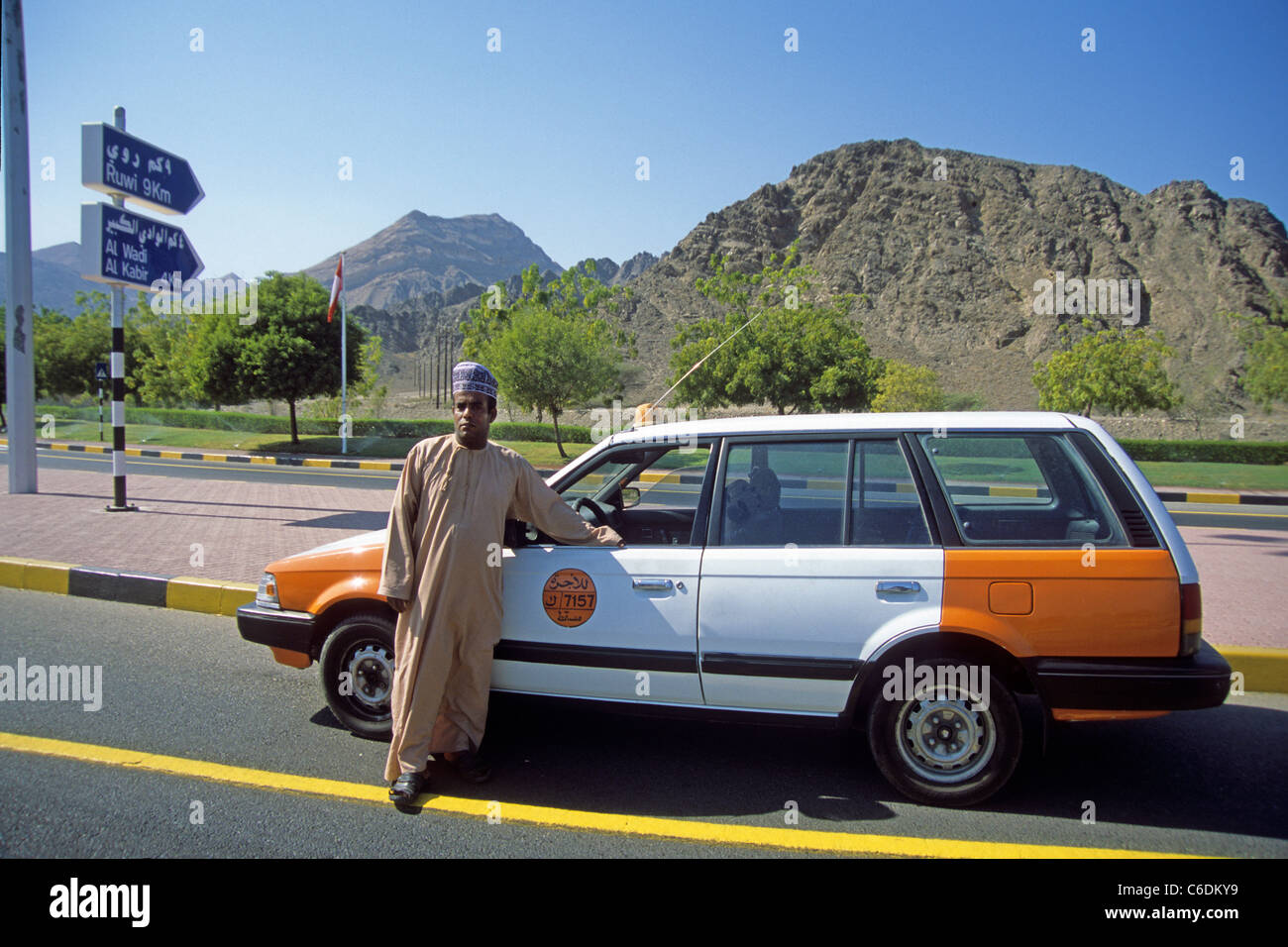 Taxifahrer Und Taxi, Muscat, Taxifahrer mit seinem Taxi, Muscat Stockfoto