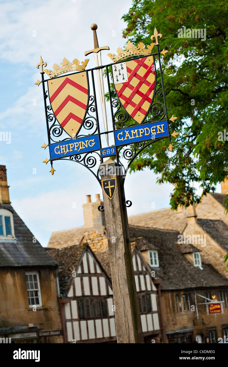 Eine traditionelle mittelalterliche englische heraldische Stadt Zeichen mit Schilde und ein Schwert in Chipping Camden England gedreht Stockfoto
