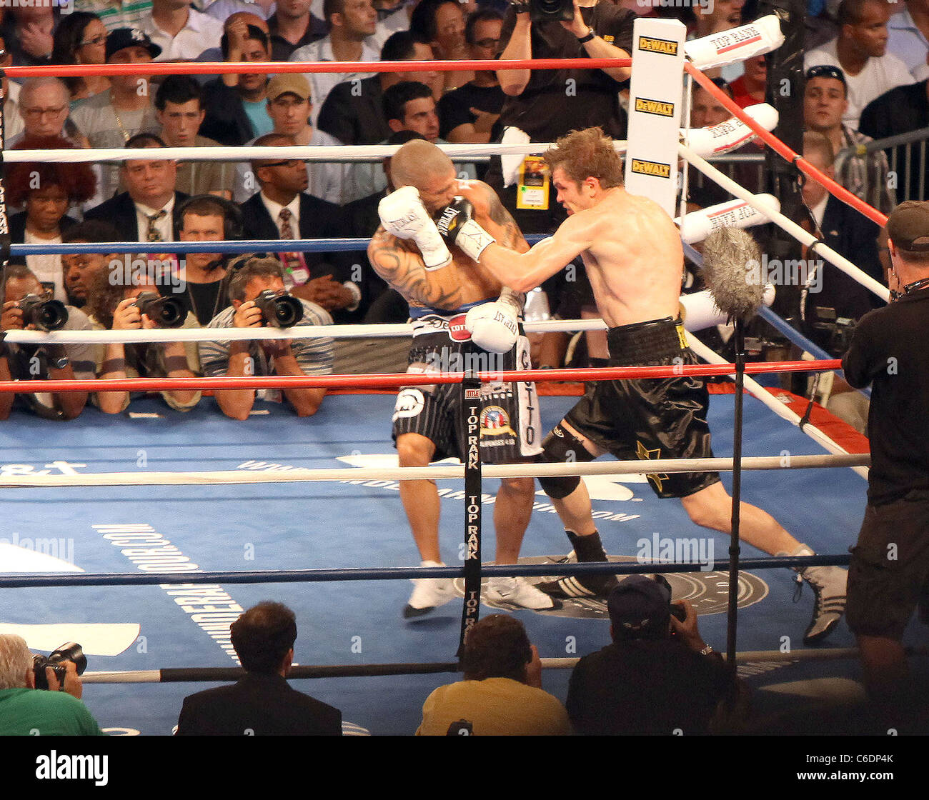 Miguel Cotto Beats Junior-Mittelgewicht champ Yuri Foreman in der 9. Runde Markierung der ersten Boxkampf an der New York Stockfoto