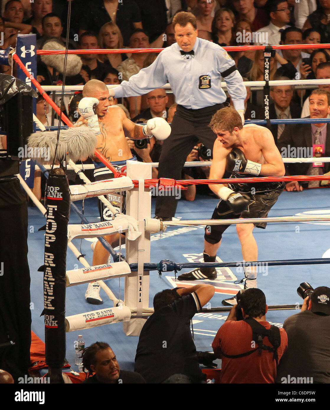 Miguel Cotto Beats Junior-Mittelgewicht champ Yuri Foreman in der 9. Runde Markierung der ersten Boxkampf an der New York Stockfoto