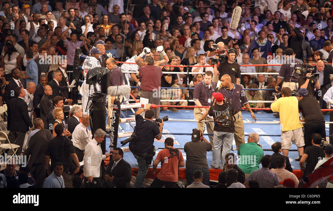 Miguel Cotto Beats Junior-Mittelgewicht champ Yuri Foreman in der 9. Runde Markierung der ersten Boxkampf an der New York Stockfoto