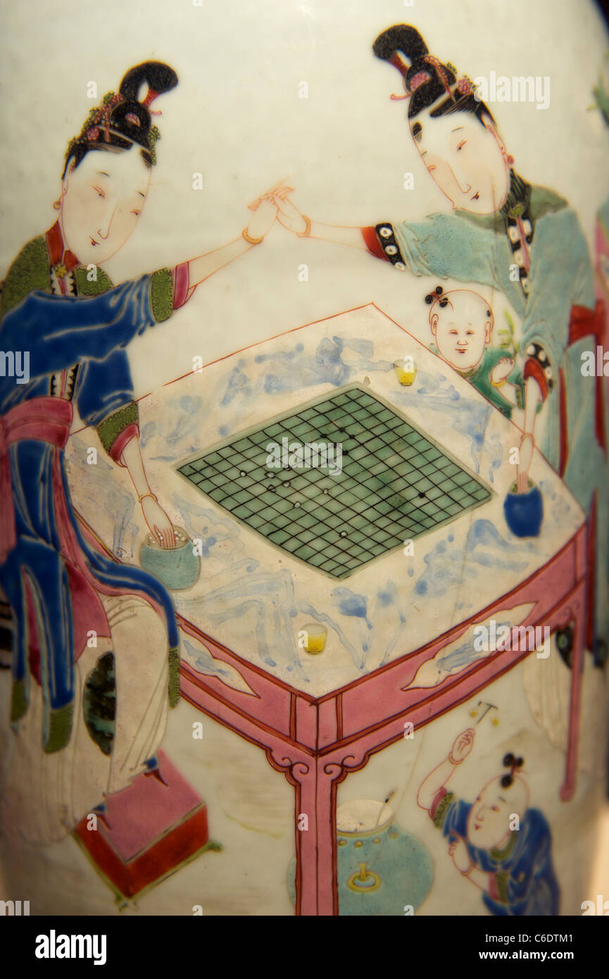 Antike chinesische Frauen spielen Schach auf eine "Famille-Rose" vasenförmigen Zun, Qing-Dynastie, Yongzheng Herrschaft. Stockfoto