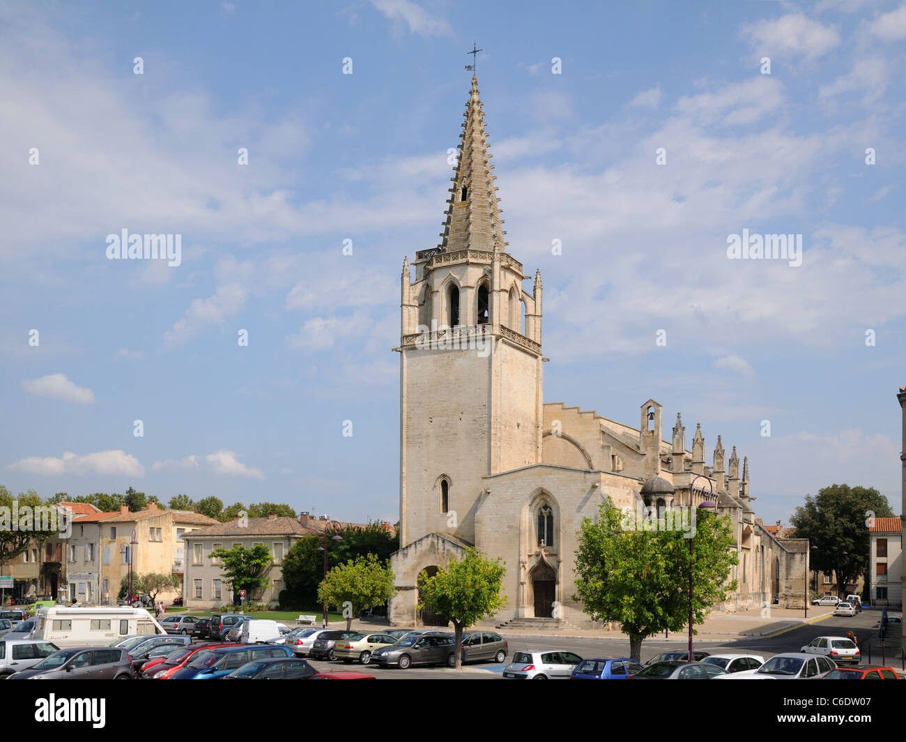 Saint Martha Church gegründet im 10. Jahrhundert mit romanischen und gotischen Elementen und Spire in Tarascon Provence Frankreich Stockfoto