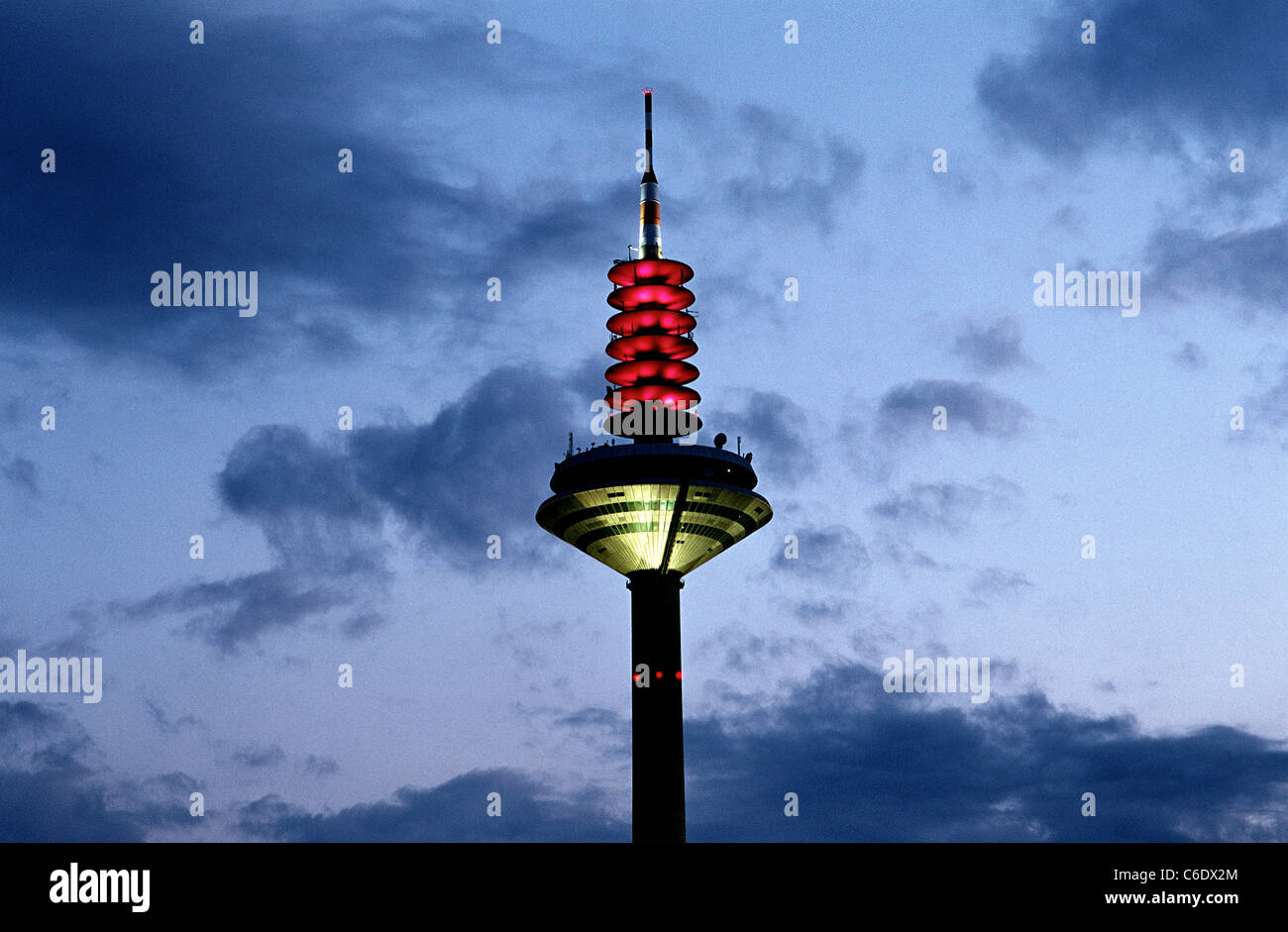 Europaturm in Frankfurt Am Main mit Telekoms Hausfarben nachts beleuchtet. Stockfoto