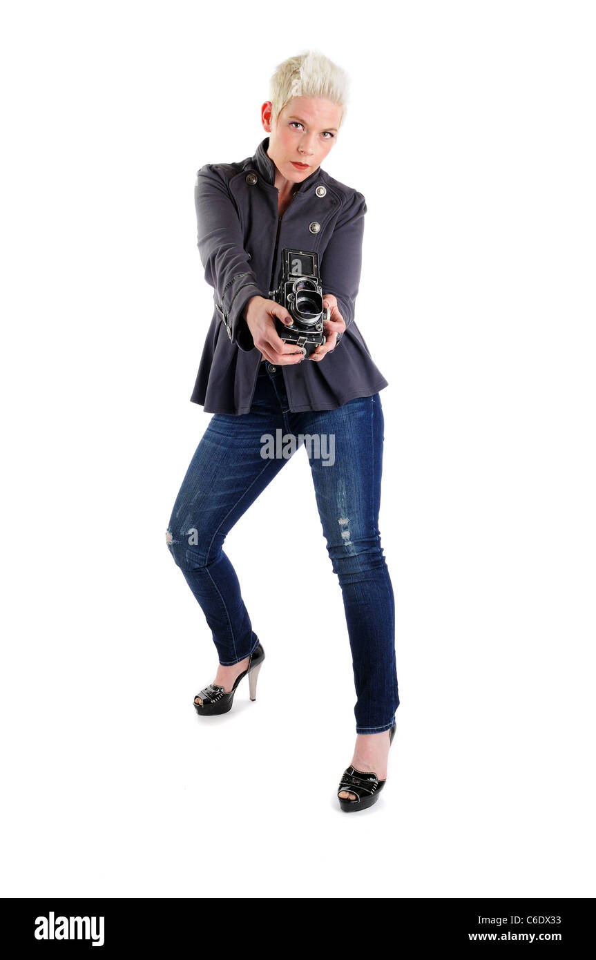 Kurze blonde kurzhaarige Frau hält eine Retro-TLR-Kamera Stockfoto