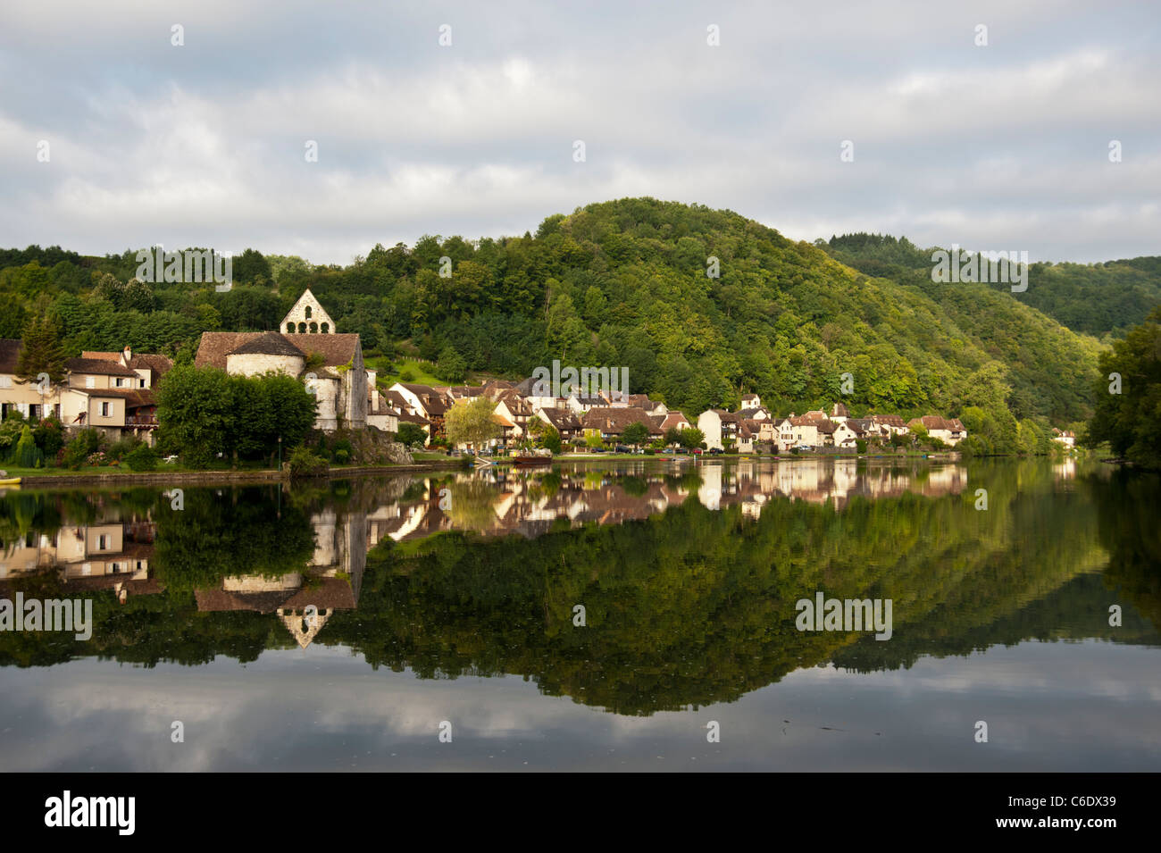 Beaulieu-Sur-Dordogne-Frankreich spiegelt sich im See Stockfoto