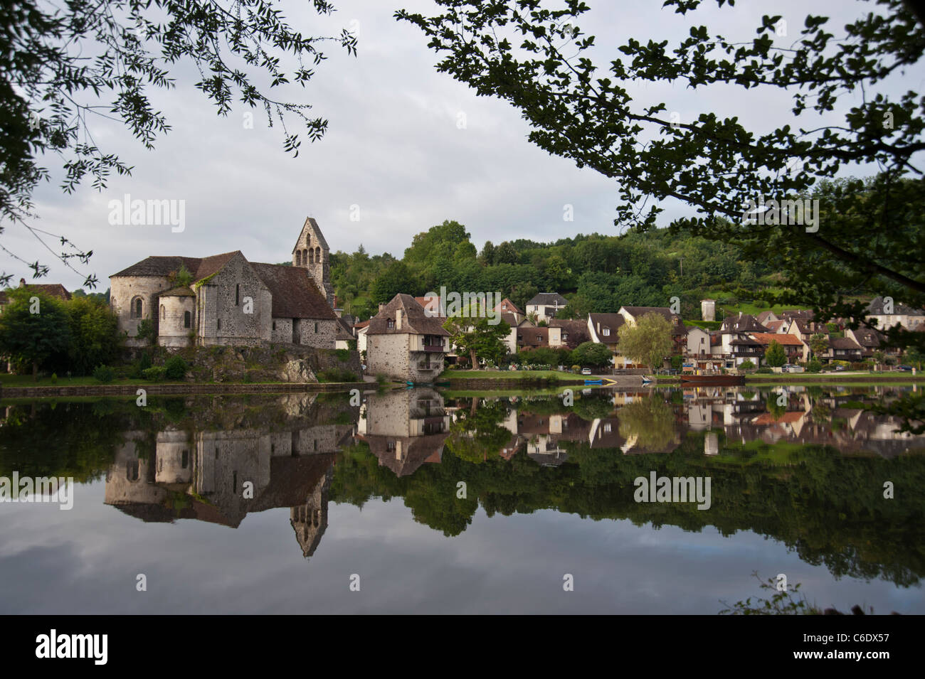 Beaulieu-Sur-Dordogne-Frankreich spiegelt sich im See Stockfoto