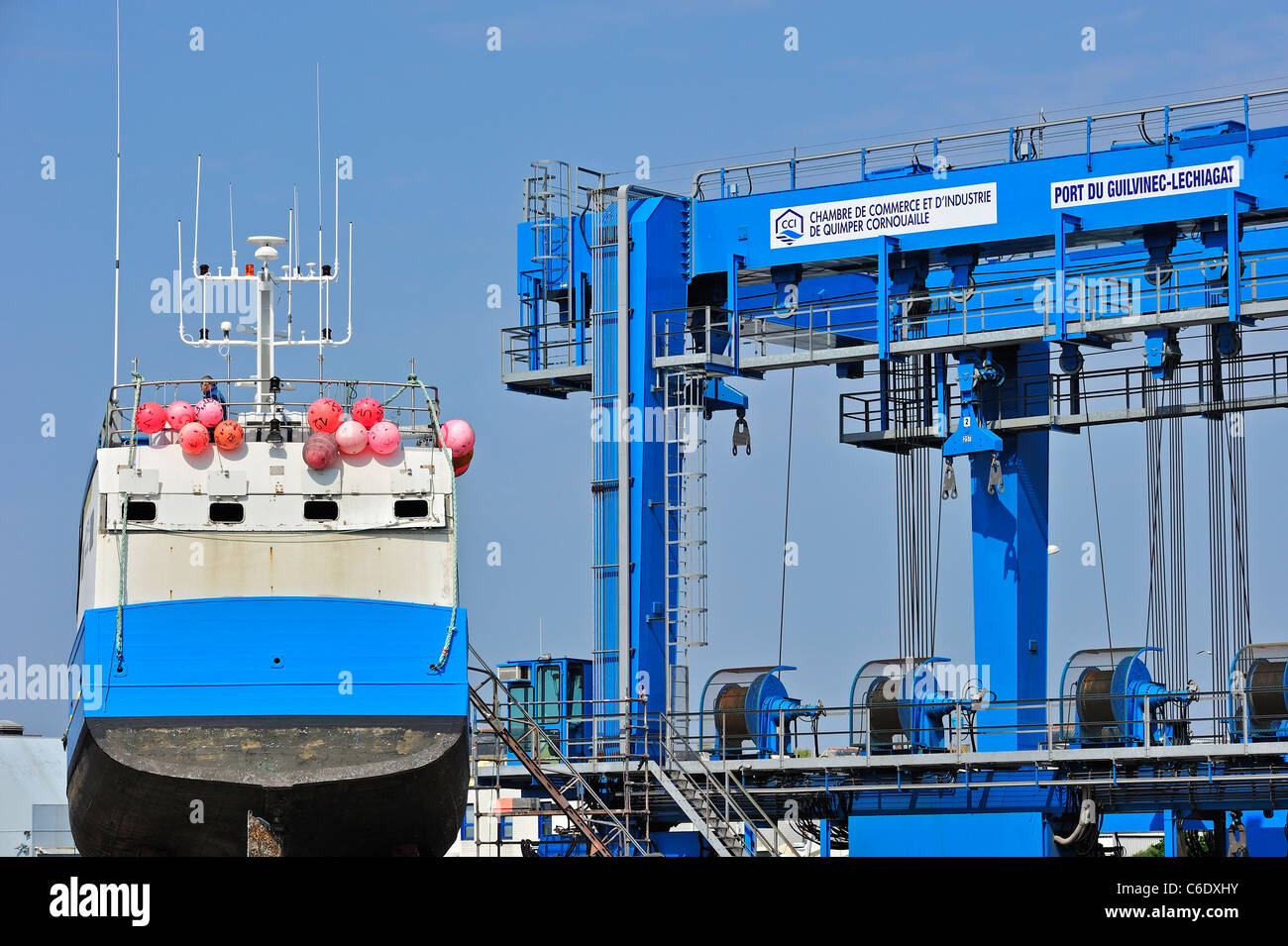 Blaue Trawler Fischerboot auf Schiffbau Hof für Wartung funktioniert im Hafen Guilvinec, Bretagne, Frankreich Stockfoto