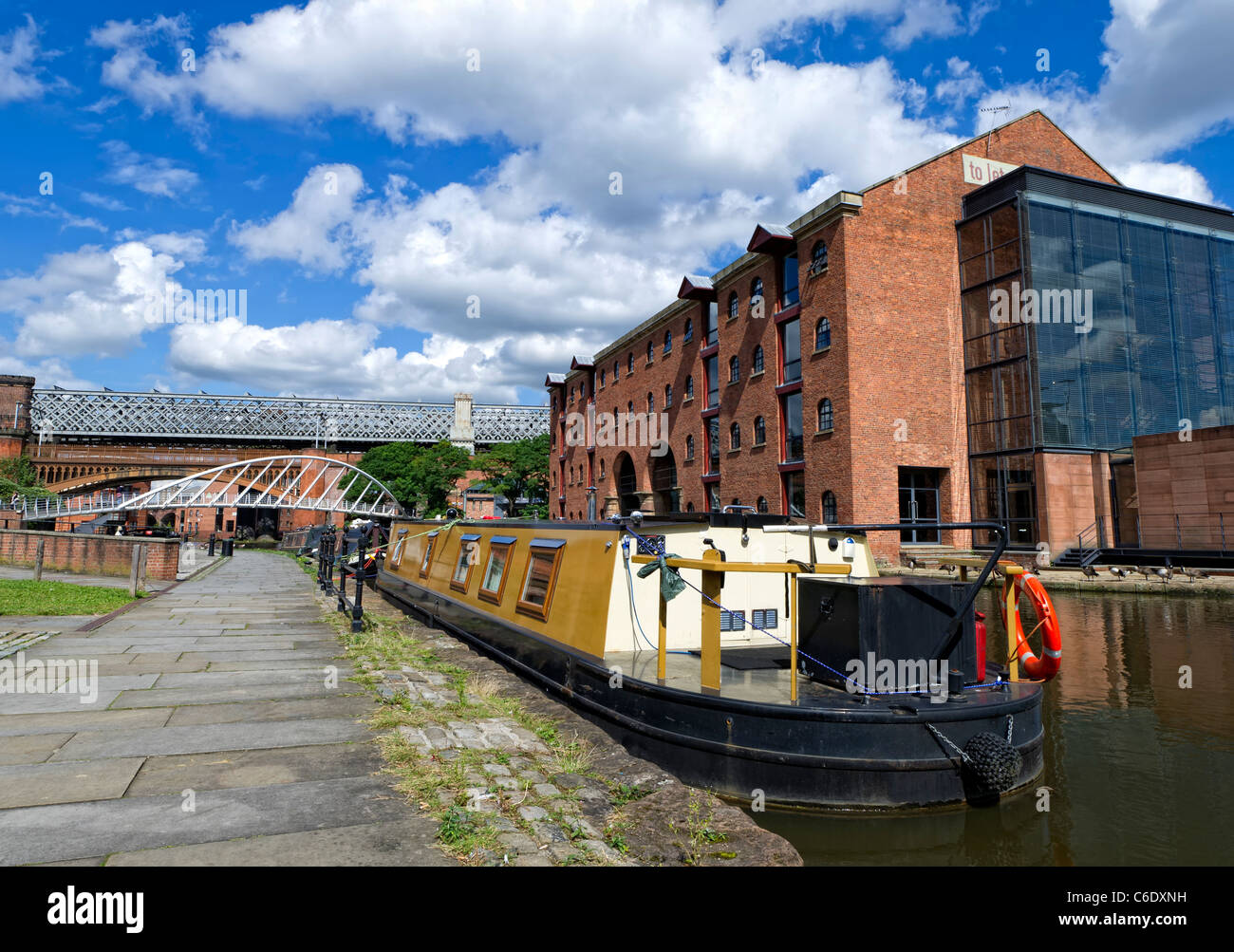 Schmale Boot gefesselt auf dem Bridgewater Kanal im Zentrum von Manchester Stockfoto