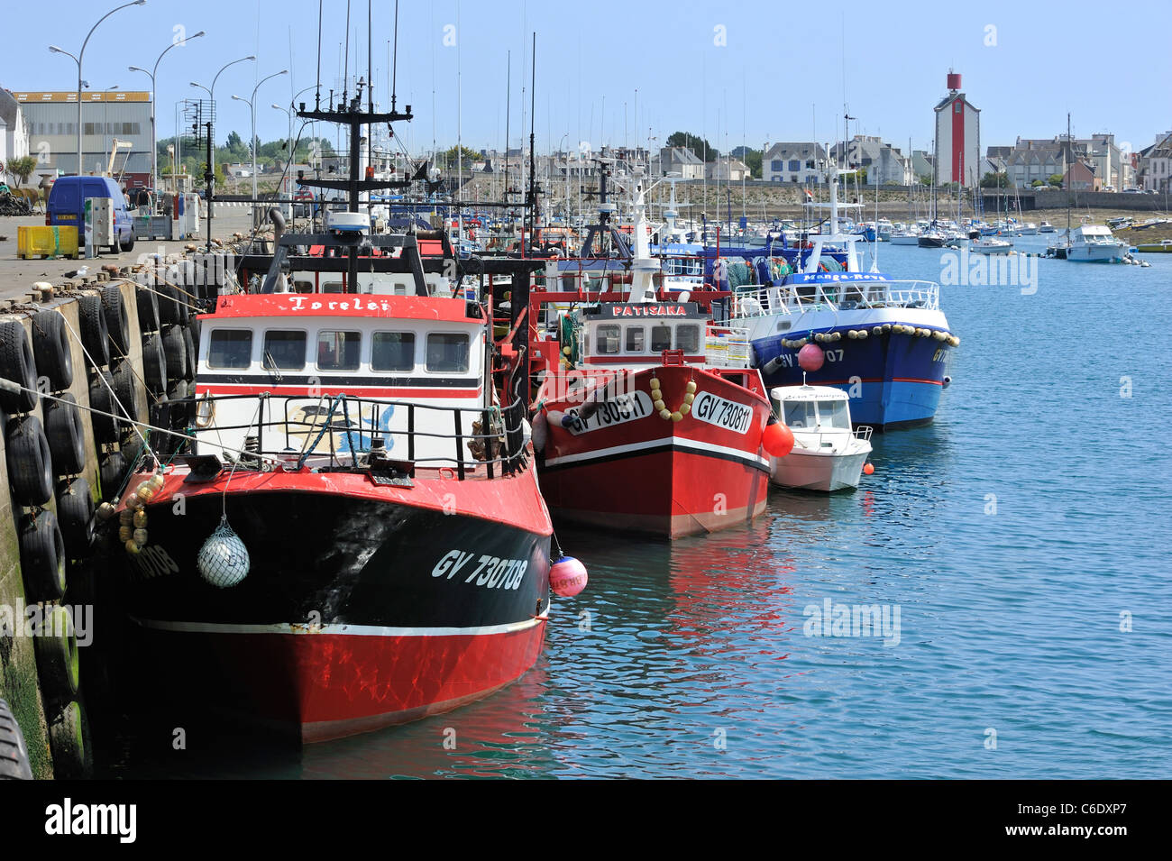 Bunte Trawler Fischerboote im Hafen Guilvinec, Bretagne, Frankreich Stockfoto