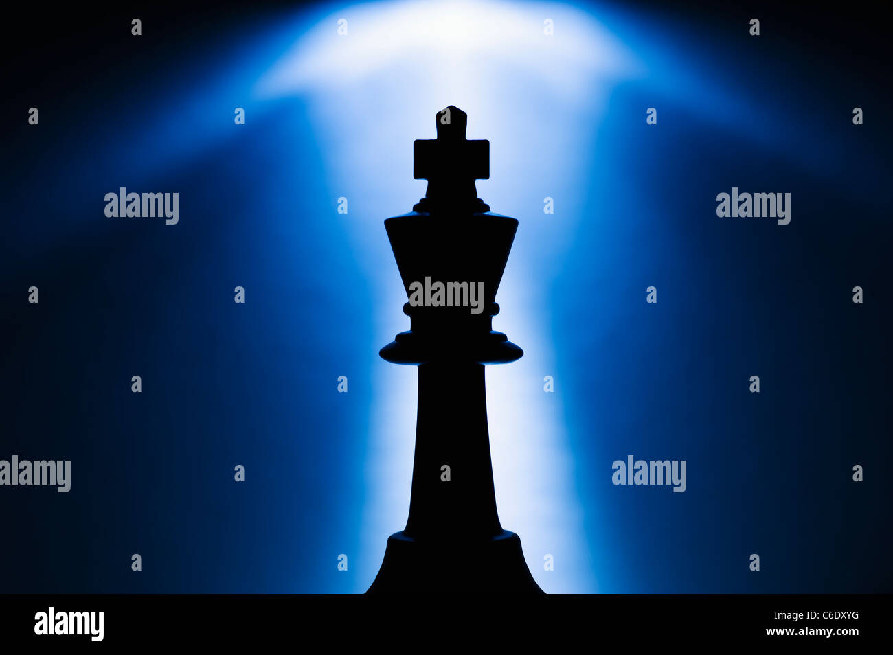 Beleuchtete König Schachfigur Stockfoto