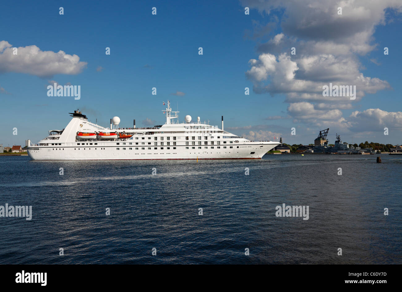 Die MS Seabourn Pride verlassen Hafen von Kopenhagen an einem späten Sommernachmittag für Warnemünde, Deutschland, und die Ostsee Stockfoto