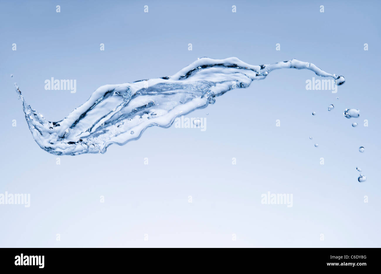 Wasser spritzt auf weißem Hintergrund Stockfoto