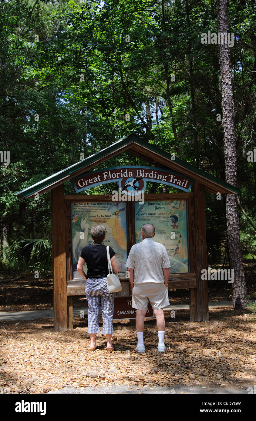 Besucher in Paynes Prairie zu erhalten, überprüfen die Informationen über die Great Florida Birding Trail in der Nähe von Micanopy central Florida USA Stockfoto