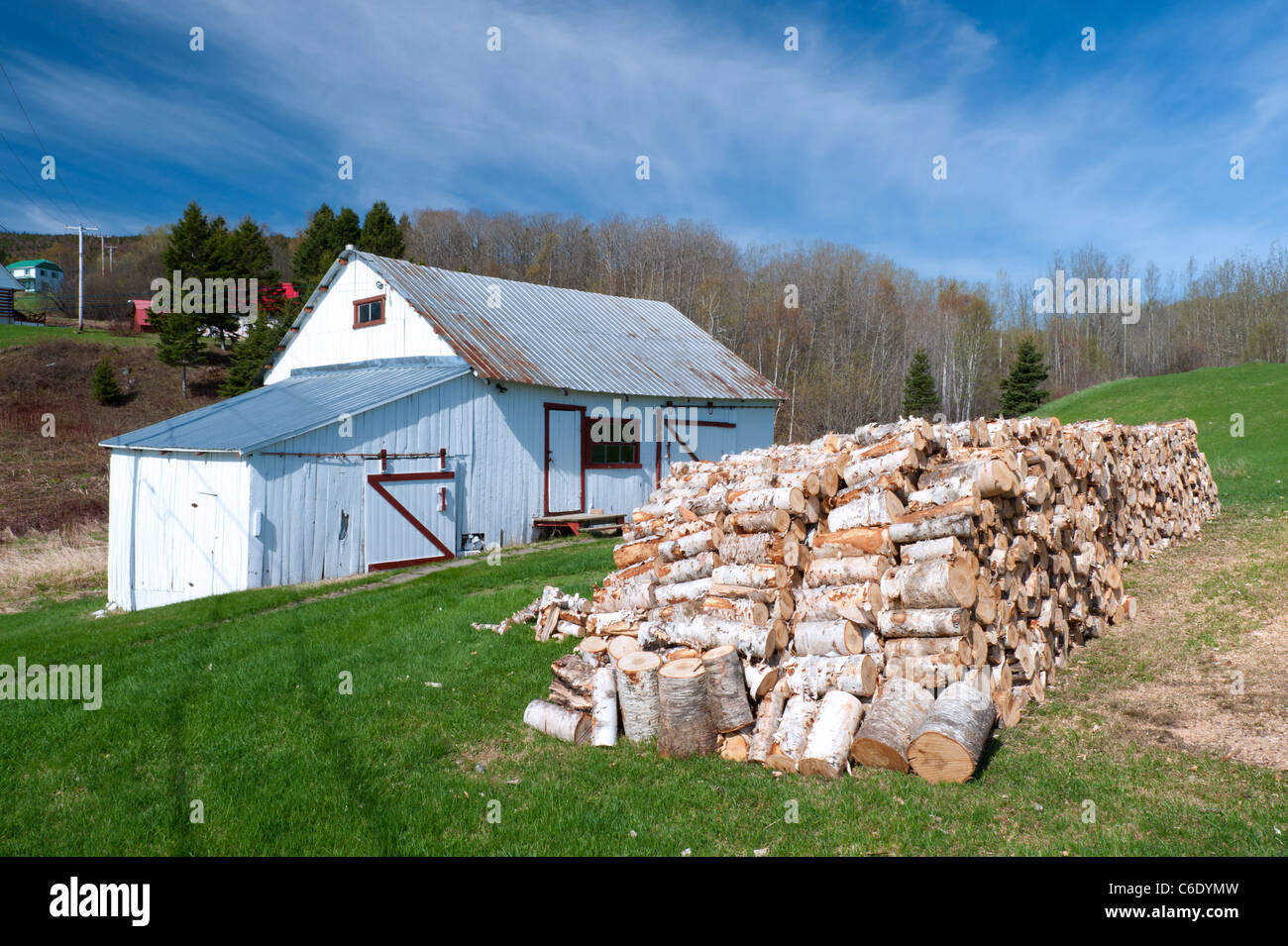 Holz Stapel und Scheune, in der Nähe von Port-au-Persil, Region Charlevoix, Provinz Quebec, Kanada. Stockfoto