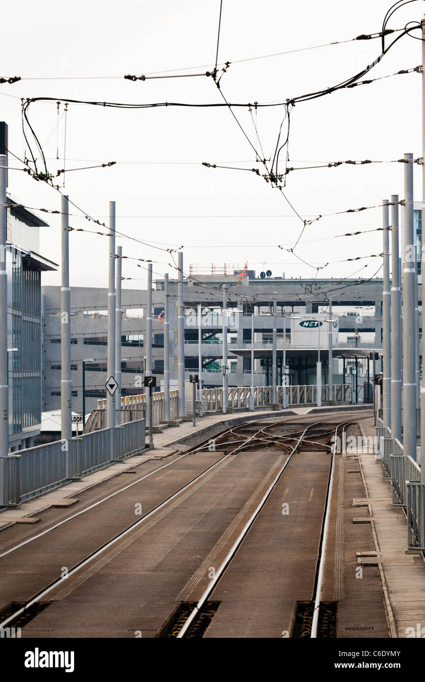 Straßenbahnlinien und obenliegende Kettenlinie im Anflug auf Station Street Straßenbahn halt in Nottingham, England, UK Stockfoto