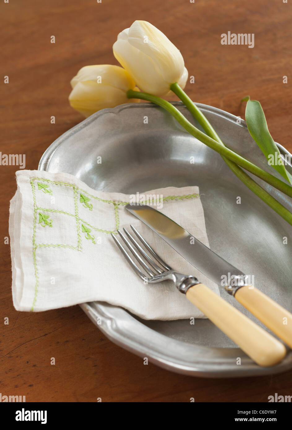 Tulpen auf Teller mit Besteck Stockfoto