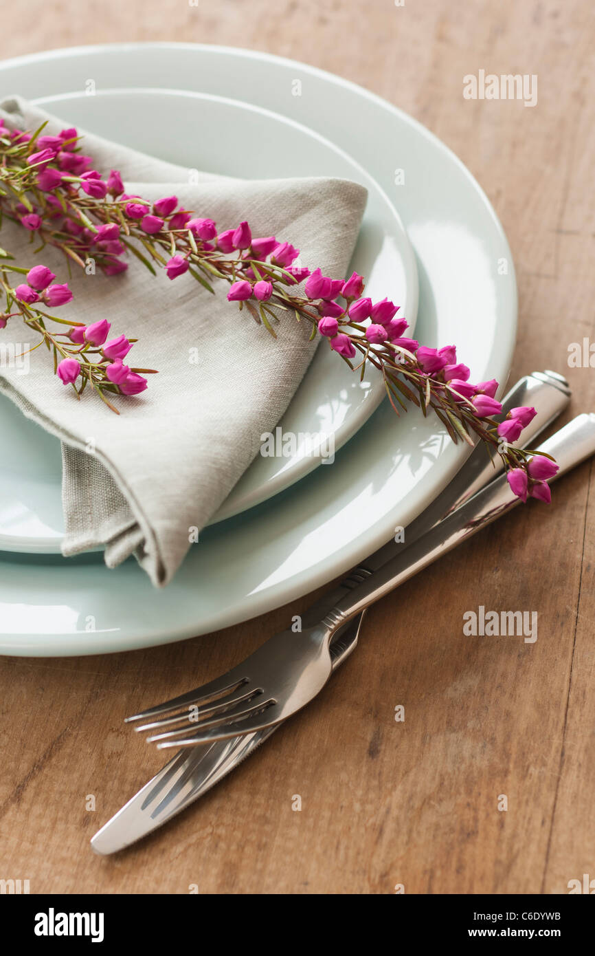 Blumen auf Teller mit Besteck und Serviette Stockfoto