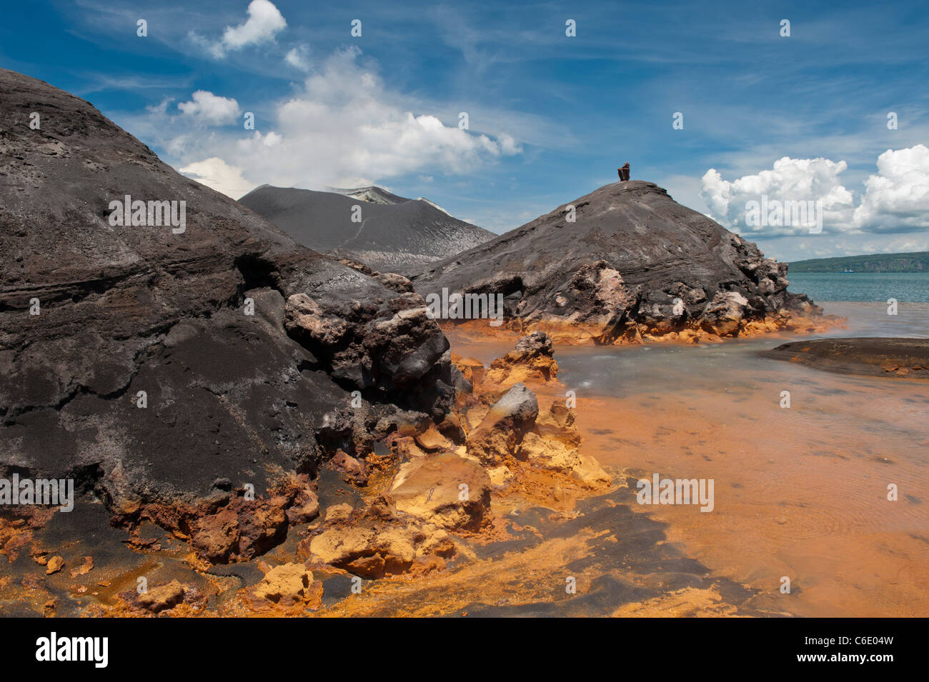 Heiße Quellen und der aktive Vulkan Tavurvur. Rabaul, East New Britain Papua New Guinea Stockfoto