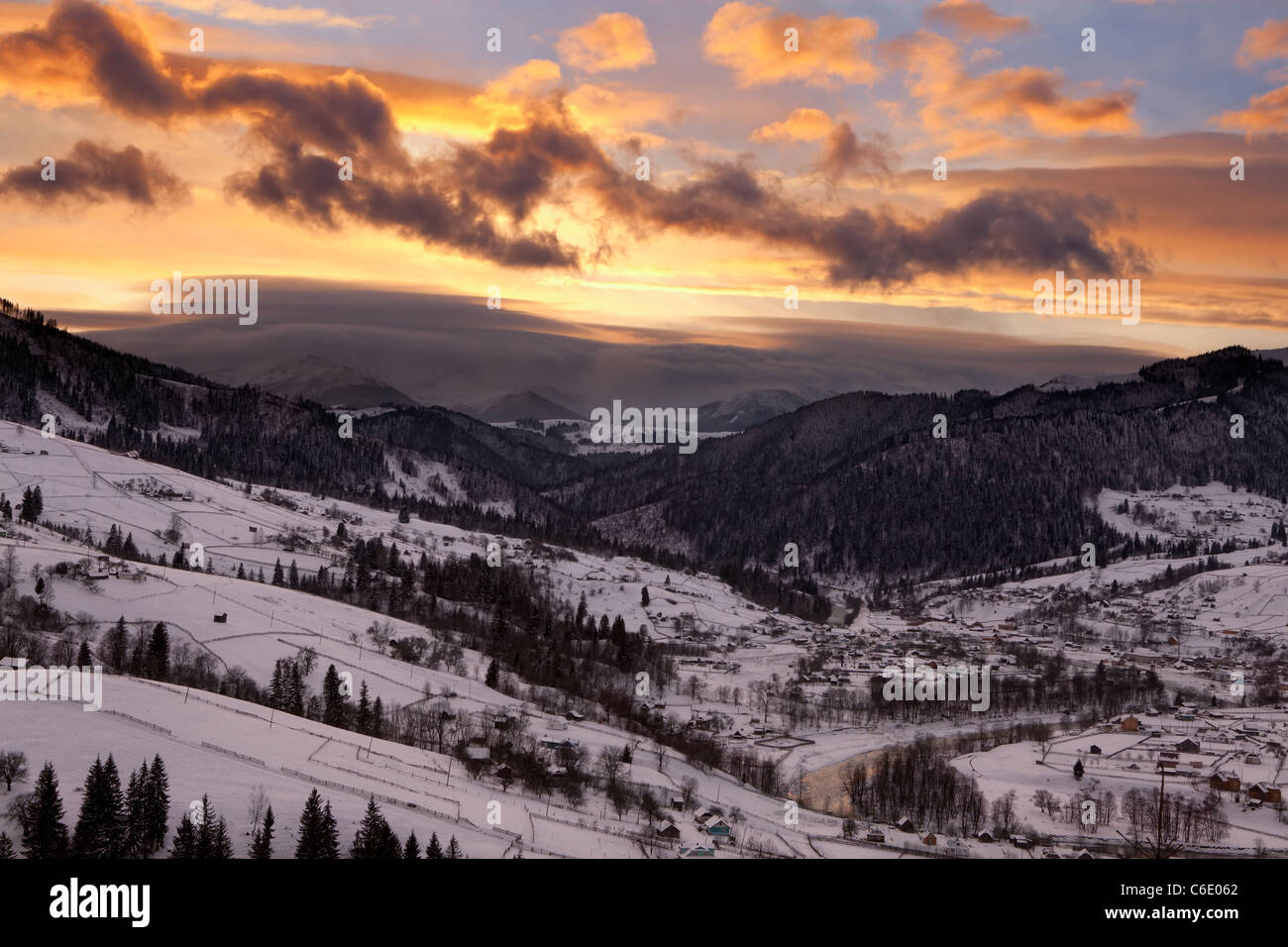 Bewölkten Sonnenuntergang in Karpaten, Ukraine Stockfoto