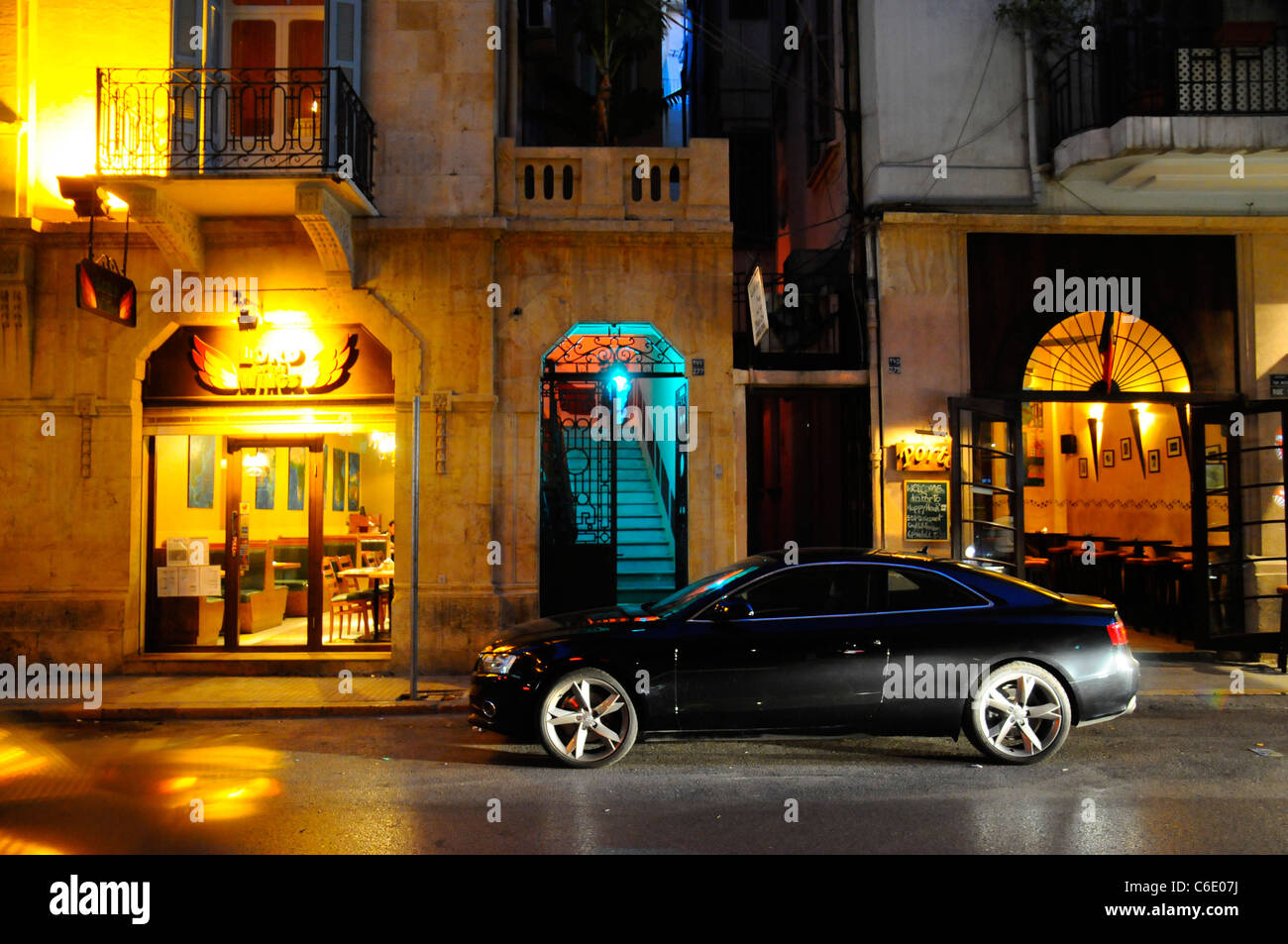 Die Bars und Restaurants auf der Straße Gourad im District Gemmayzeh für ihr Nachtleben bekannt. Beirut. Libanon. Stockfoto