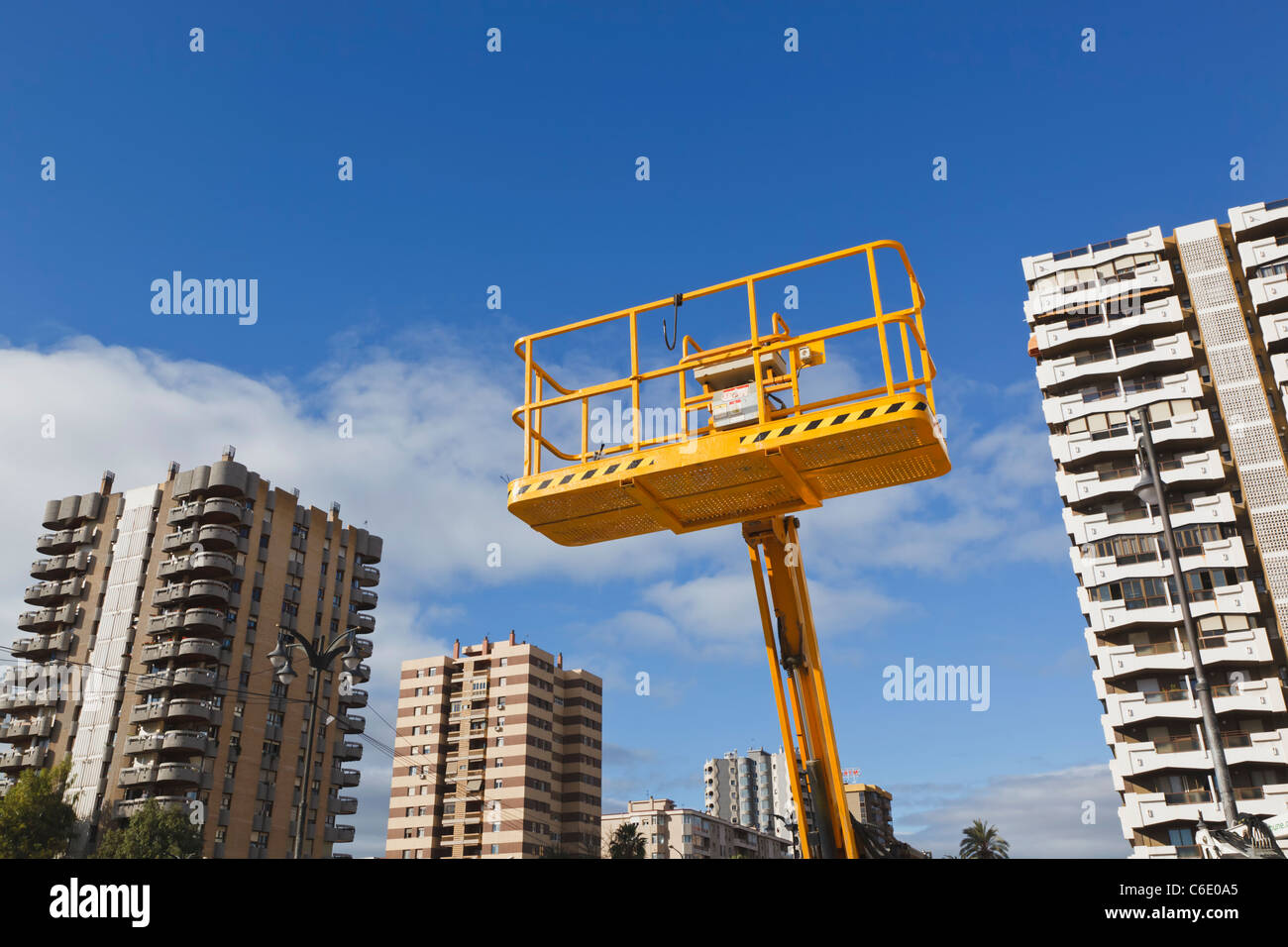 Leere Hubarbeitsbühne Wiege gegen Himmel im urbanen Stadtbild. Malaga, Provinz Malaga, Spanien. Stockfoto