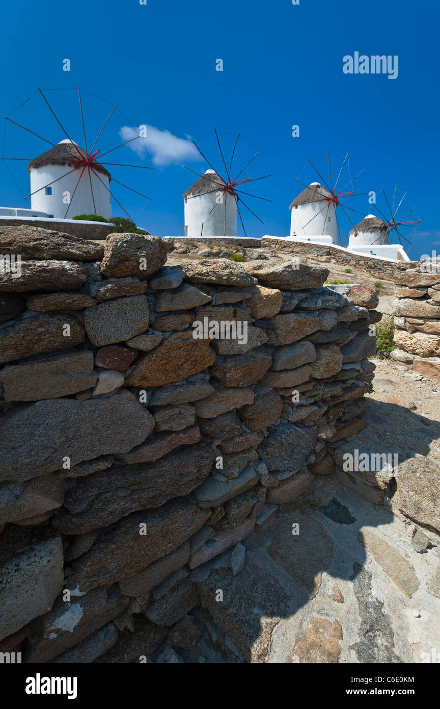 Griechenland, Kykladen, Mykonos, Steinmauer in der Nähe von alten Windmühlen Stockfoto