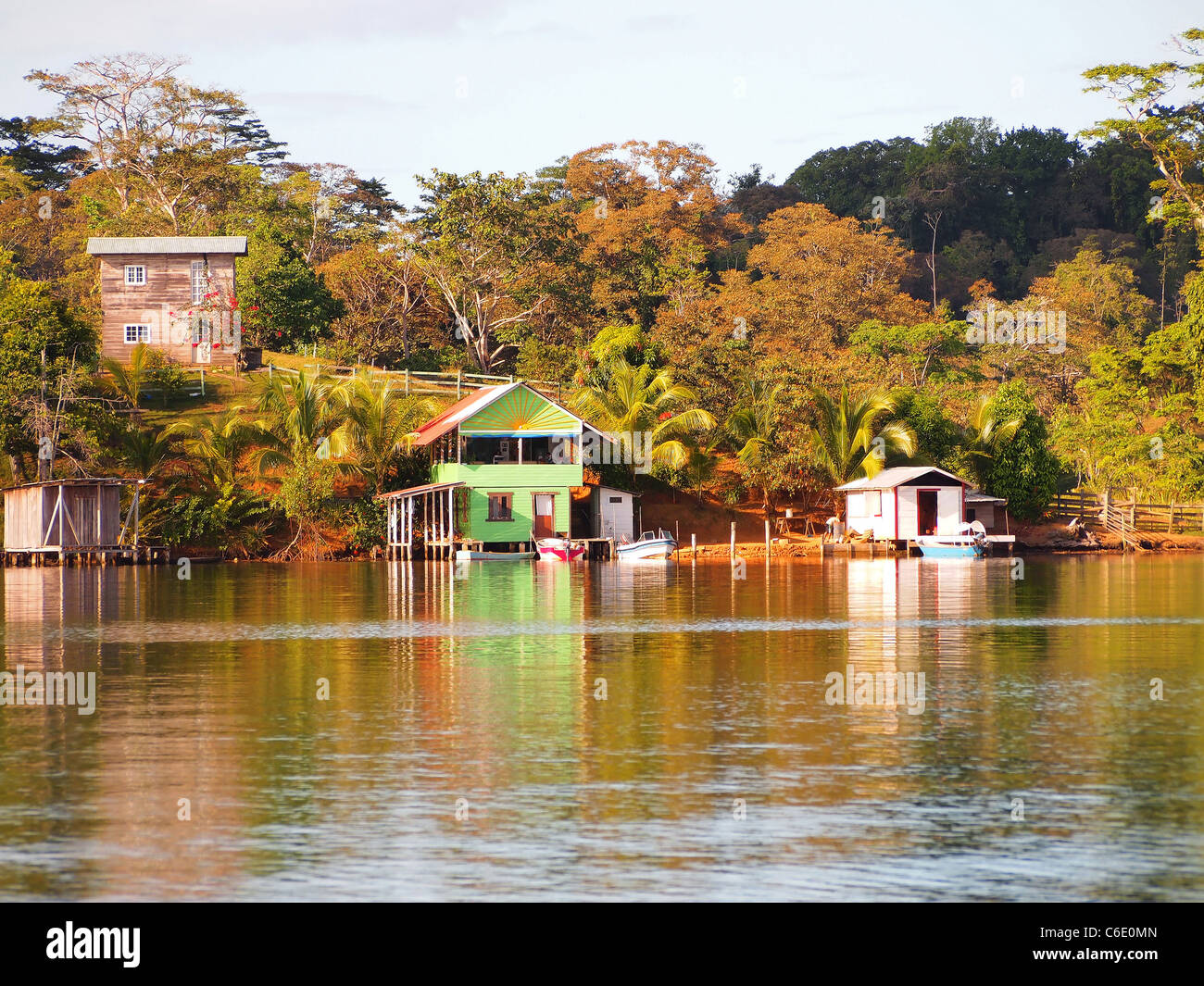 Karibisches Haus am Meer im Dorf Bocatorito, San Cristobal Insel, Bocas del Toro, Panama Stockfoto