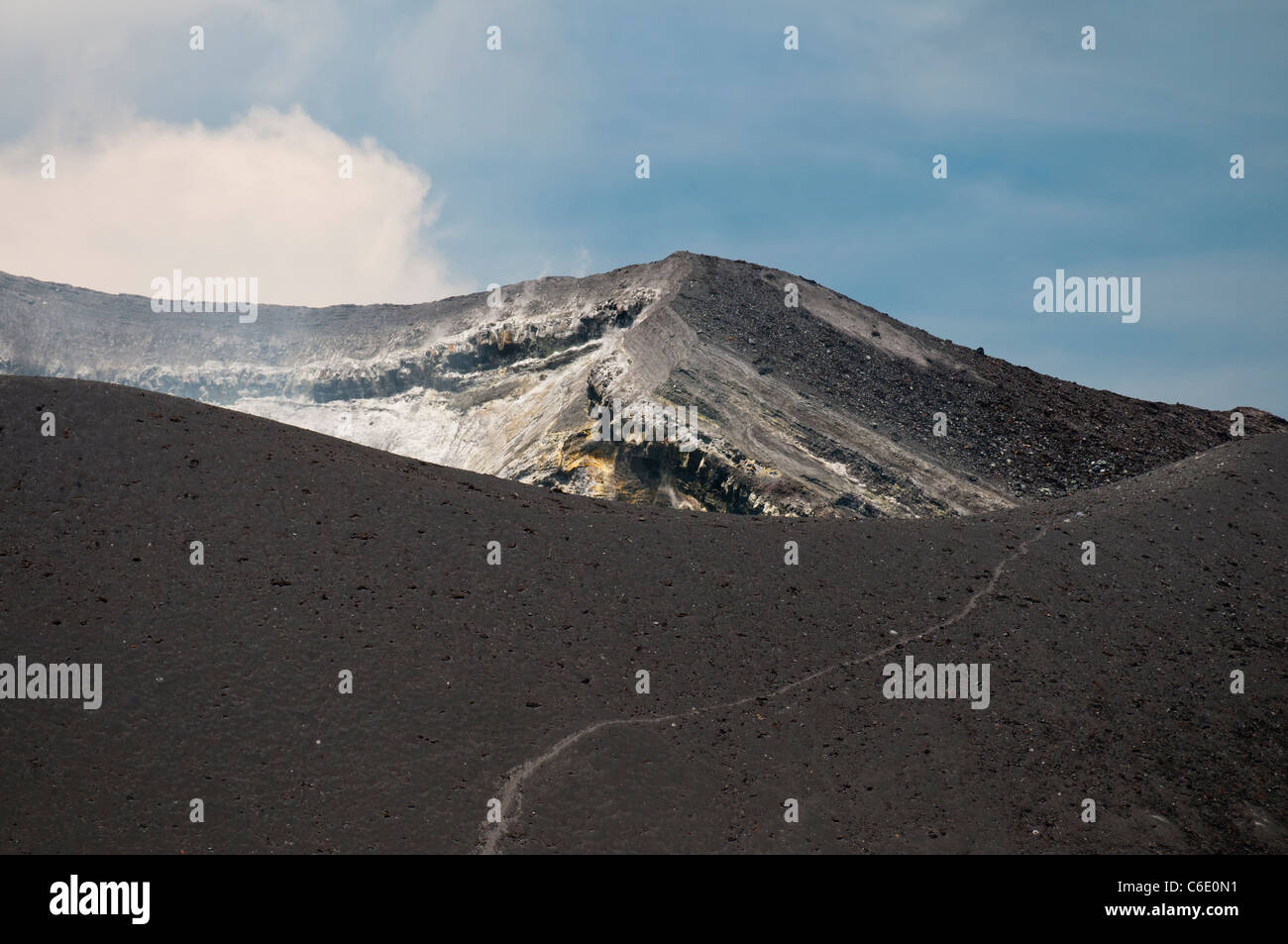 Tavurvur Vulkan ausbricht Rauch und Asche. Rabaul, East New Britain Papua New Guinea Stockfoto