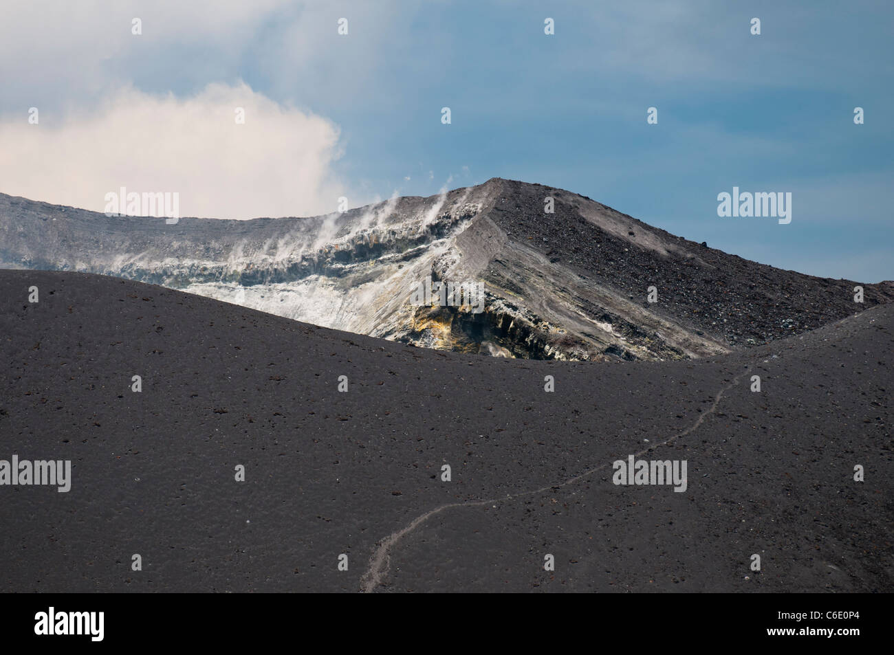 Tavurvur Vulkan ausbricht Rauch und Asche. Rabaul, East New Britain Papua New Guinea Stockfoto