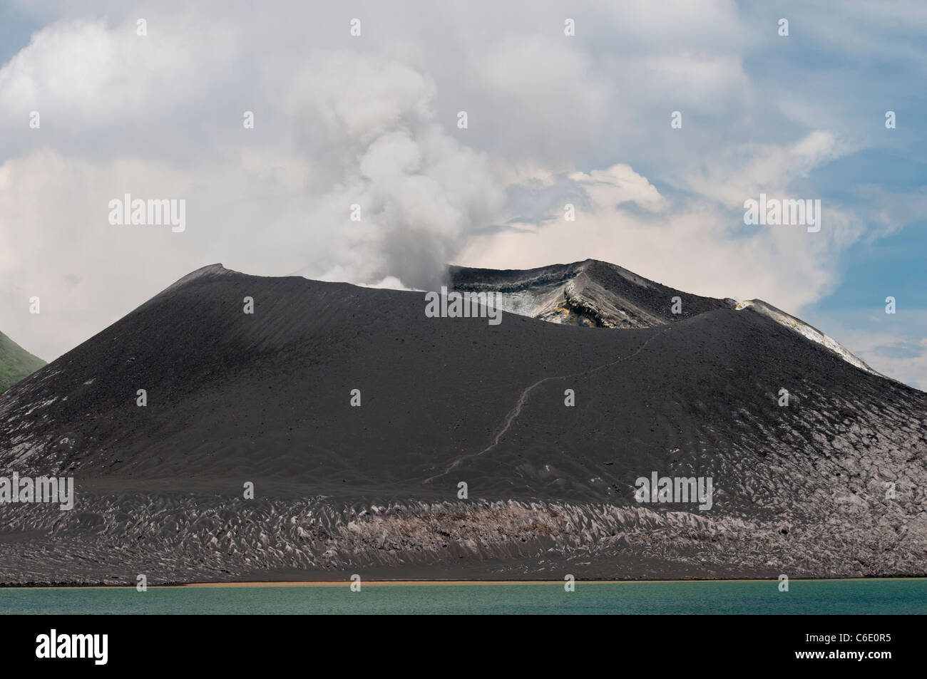 Tavurvur Vulkan ausbricht Rauch und Asche. Rabaul, East New Britain Papua New Guinea Stockfoto