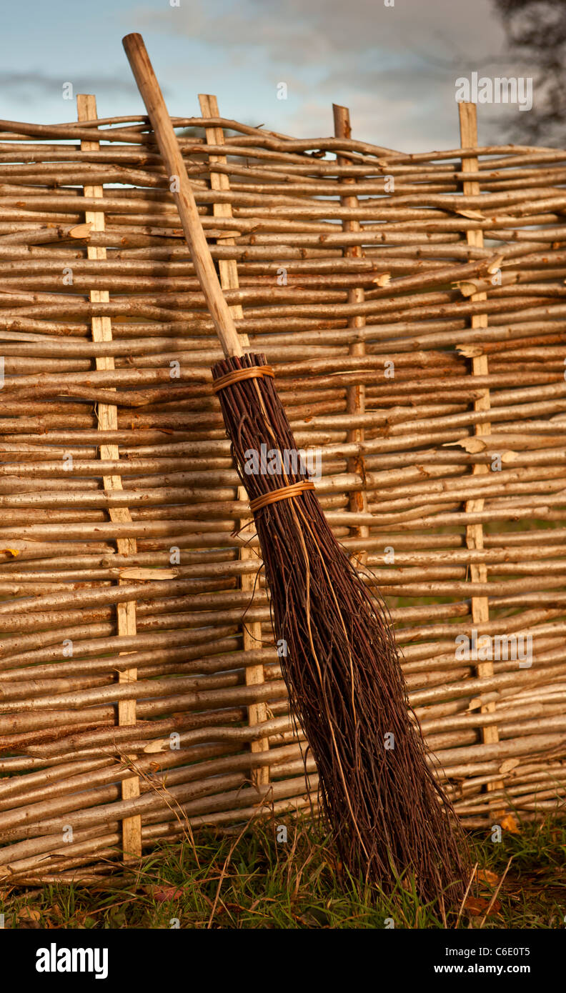 Hazel Hürde mit Besen aus Birke, Weide und Hasel hergestellt, Stockfoto