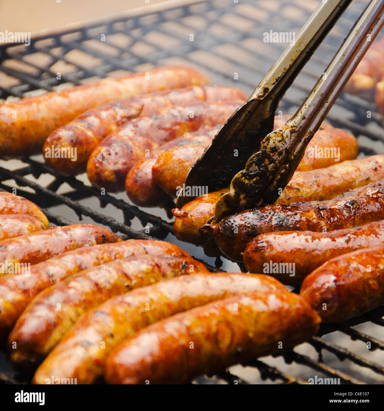 USA, New York, New York City, Würstchen auf dem Grill Stockfoto