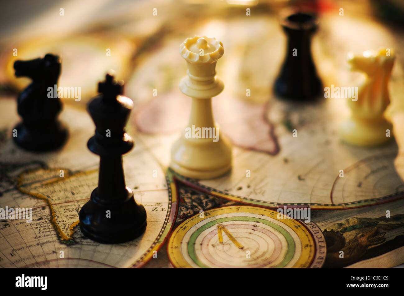 Schachfiguren auf alte Weltkarte Stockfoto