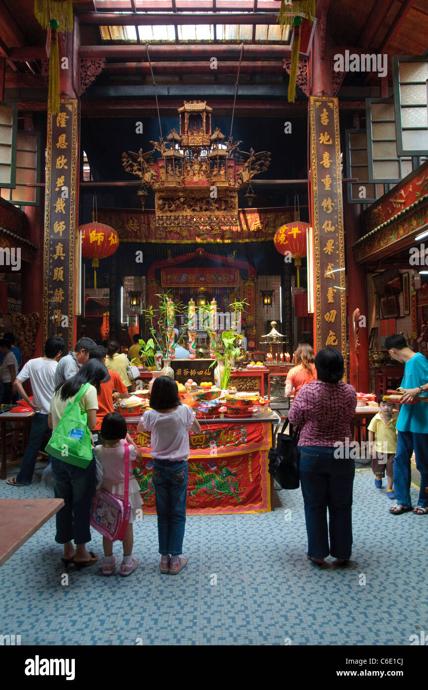 Gläubige in der taoistischen Sze Ya Tempel, älteste Tempel in Chinatown, Kuala Lumpur, Malaysia, Südostasien, Asien Stockfoto