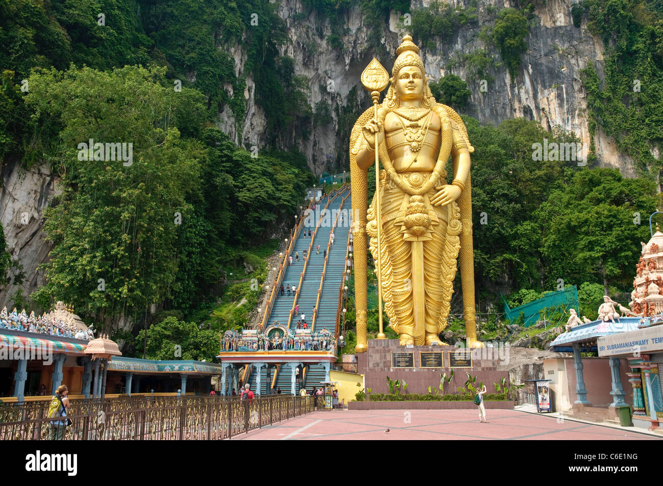 Statue des Gottes Murugan am Bahnhofsvorplatz die Batu-Höhlen, Grotten Kalkstein in der Nähe von Kuala Lumpur, Malaysia Stockfoto
