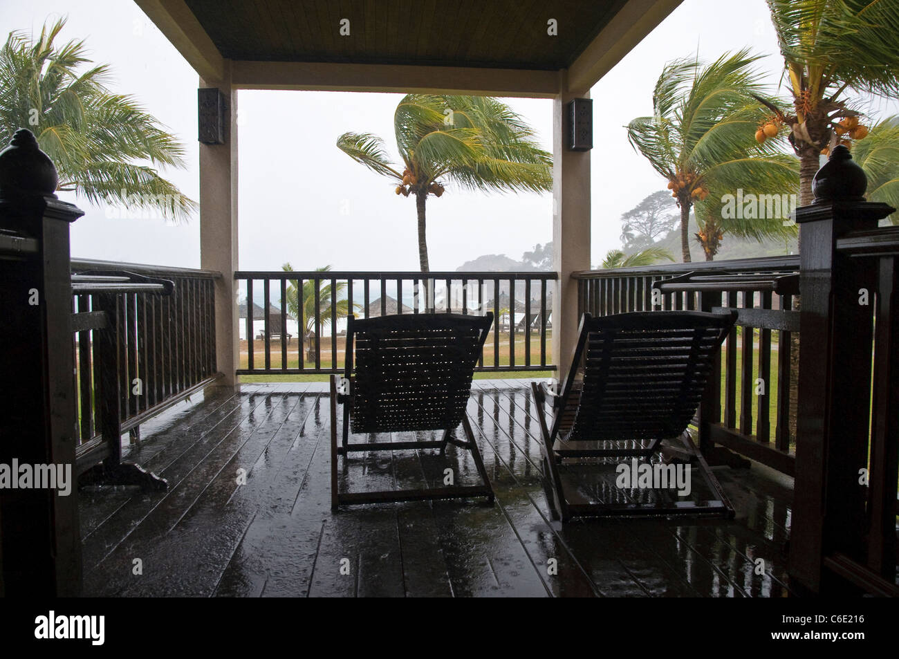 Sonnenterrasse im Regen, Gewitter, Monsun, Laguna Redang Island Resort, Pulau Redang Island, Malaysia, Südostasien, Asien Stockfoto