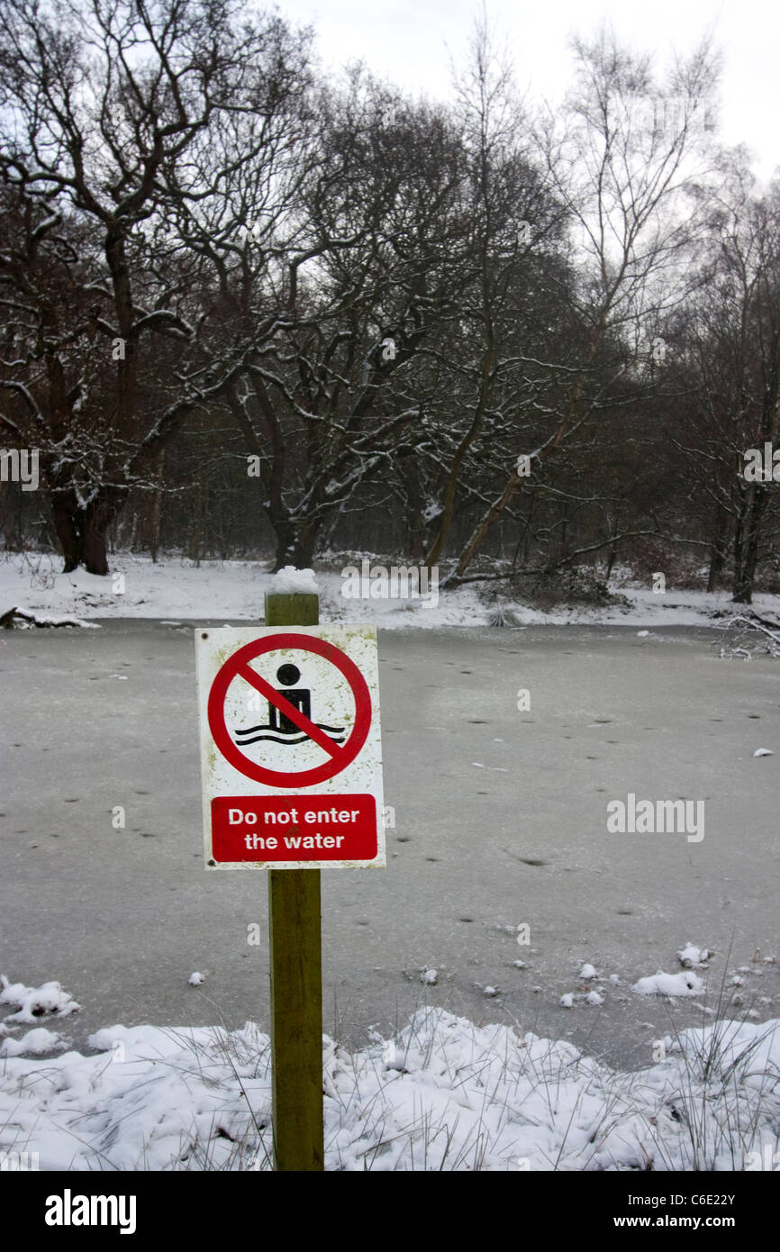 Eiswasser Warnschild mit gefahrlos schwimmen Stockfoto