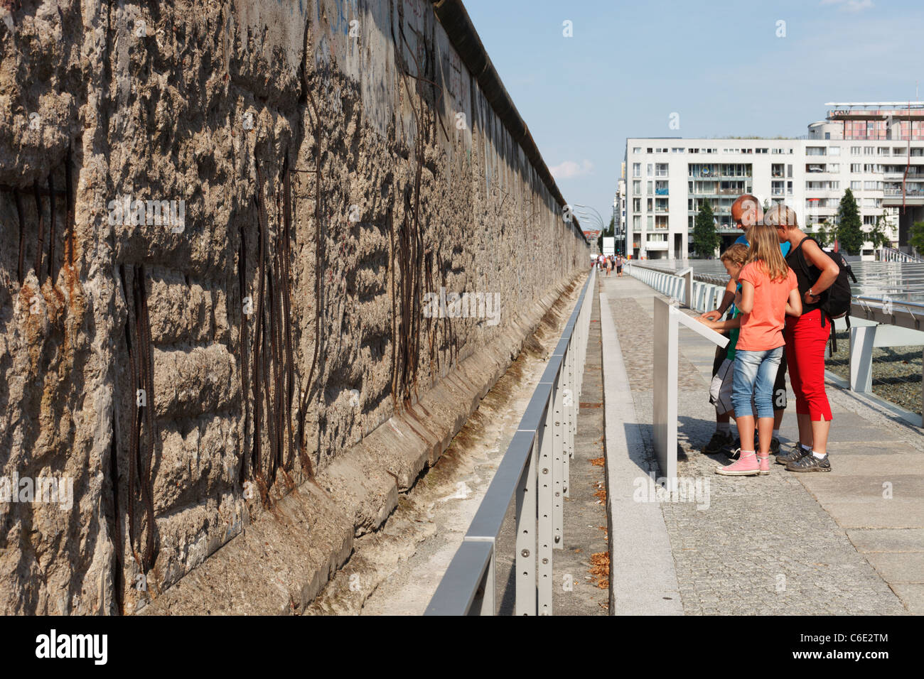 Touristen auf einem Rest der Berliner Mauer an der Niederkirchnerstraße. Stockfoto