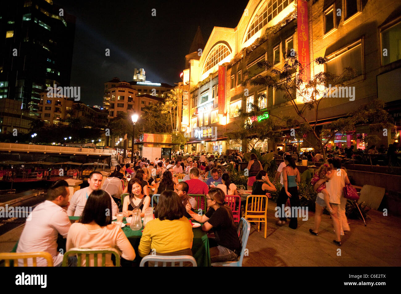 Menschen Essen im Restaurant im Freien, Riverside Point, Clarke Quay Singapur Asien Stockfoto