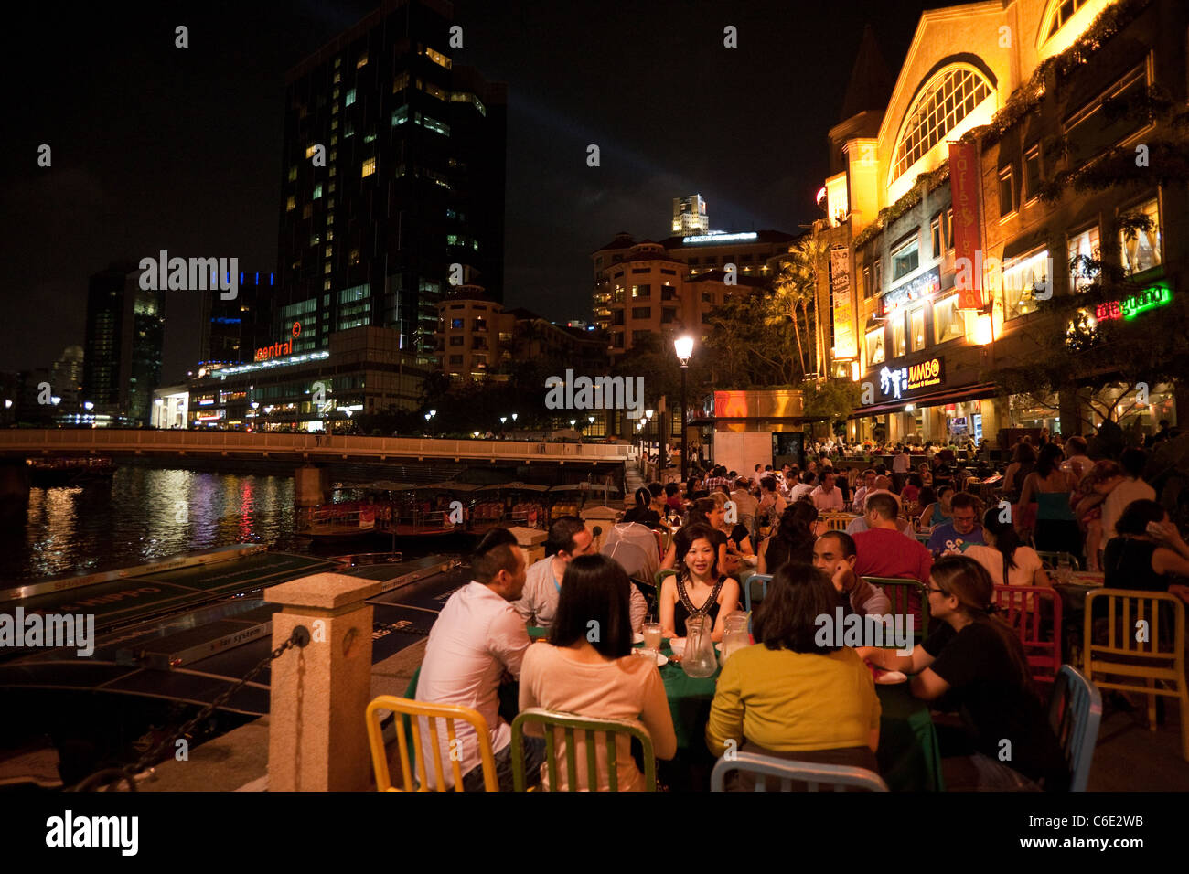 Menschen Essen im Restaurant im Freien, Riverside Point, Clarke Quay Singapur Asien Stockfoto