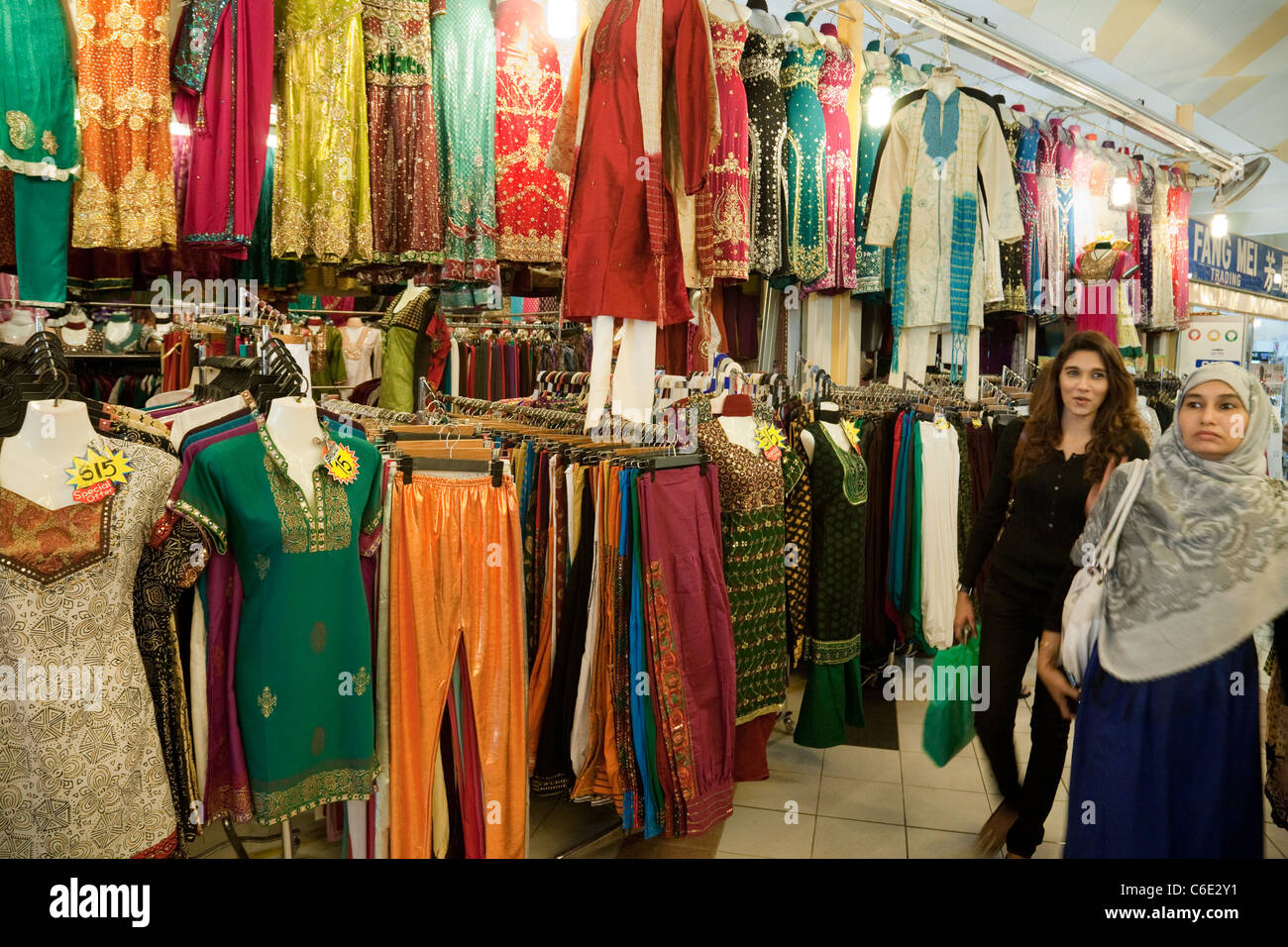 Shopping für Kleidung im Zentrum Tekka einheimischen Markt, Little