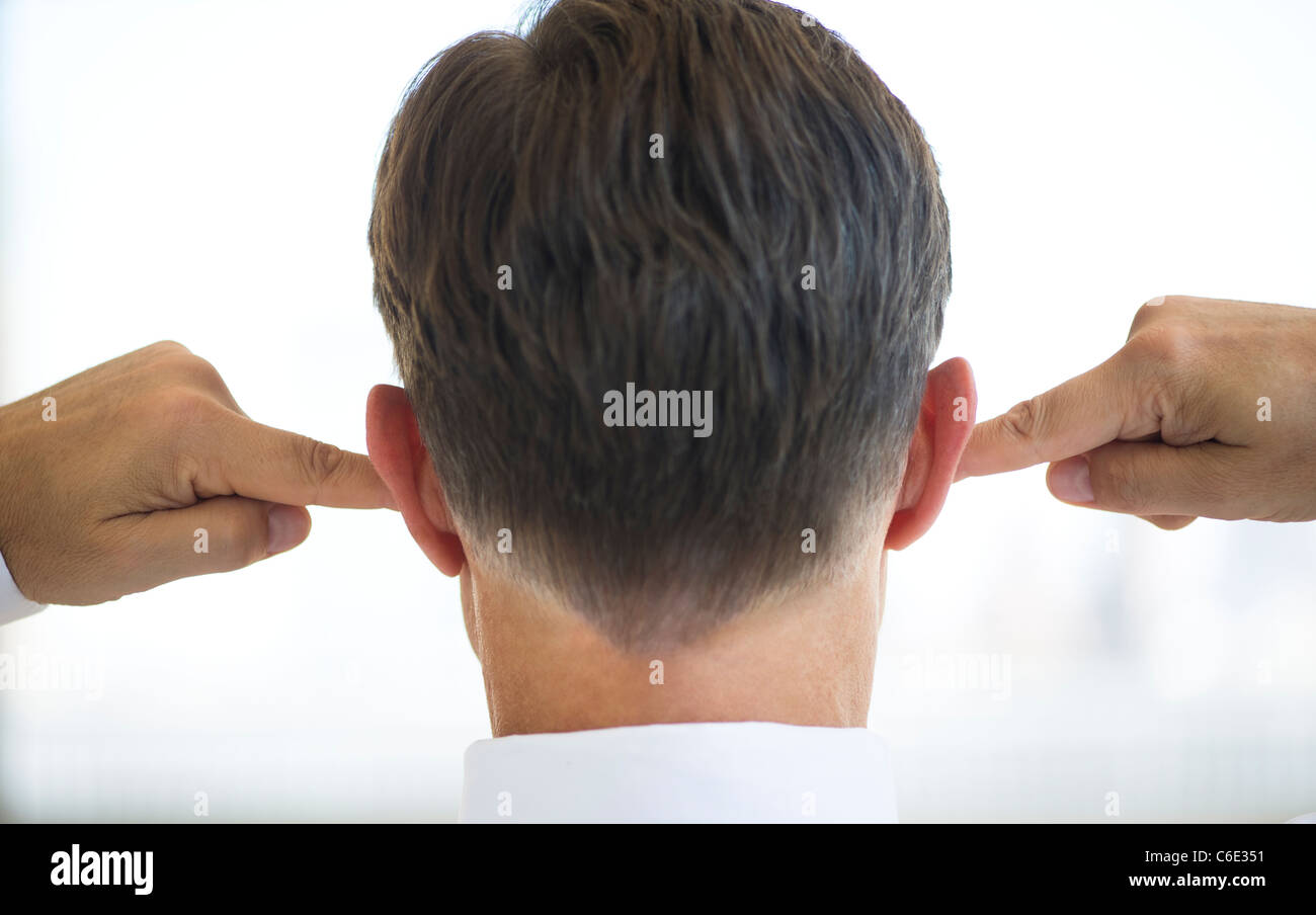 USA, New Jersey, Jersey City, Geschäftsmann, die Ohren verstopfen Stockfoto