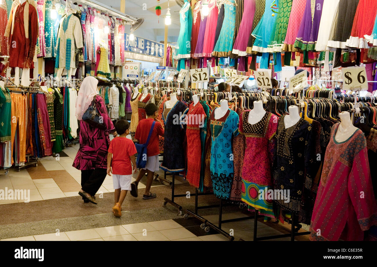 Eine Familie, die Einkaufsmöglichkeiten für Kleidung im Zentrum Tekka,  Little India, Singapur Asien Markt Stockfotografie - Alamy