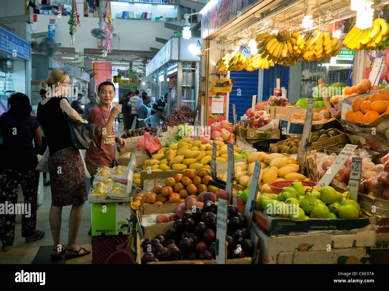 Ein Tourist, der Obst an einem Imbissstand im Tekka Center-Markt kauft, Little India, Singapur Asien Stockfoto