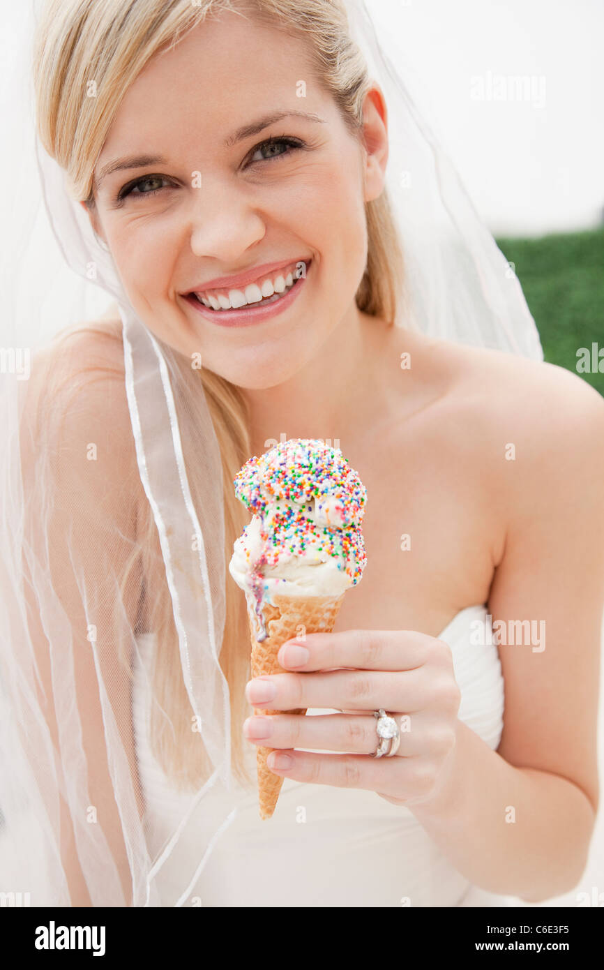 USA, New Jersey, Jersey City, Porträt der jungen Braut Eis essen Stockfoto