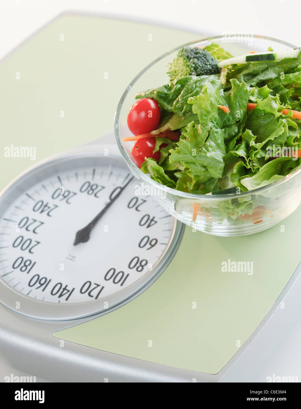 USA, New Jersey, Jersey City, Schüssel Salat auf Personenwaage Stockfoto