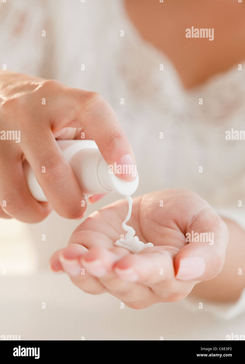 USA, New Jersey, Jersey City, Nahaufnahme von Frauenhand Feuchtigkeitscreme auftragen Stockfoto