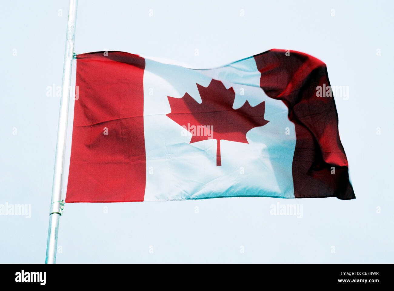 Nationalflagge Kanada Flaggen Kanada fliegen vom Fahnenmast Ahornblatt Stockfoto